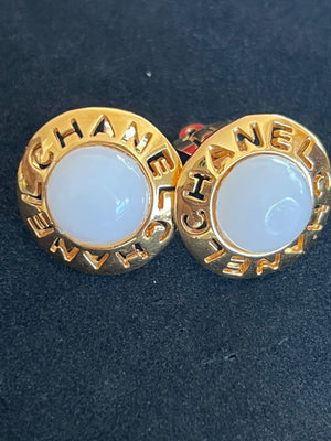 Chanel Boucles d'oreilles clips rondes logo CHANEL cabochon blanc — vue 9 | Le comptoir vintage