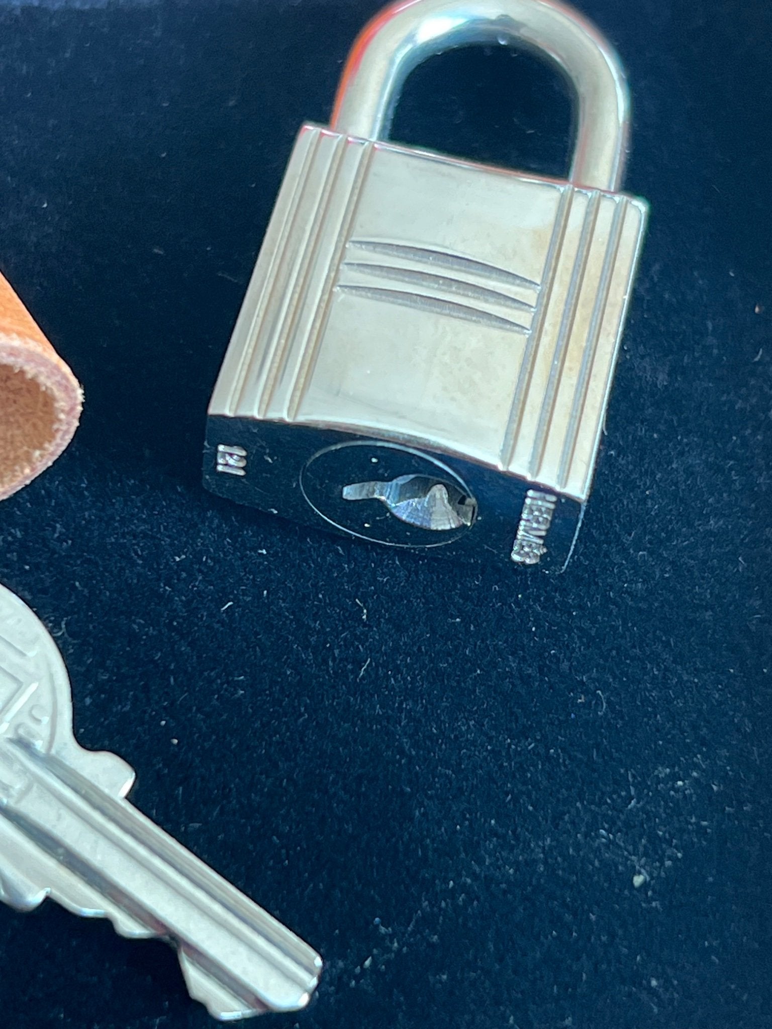 Hermès Cadenas Kelly avec clés et étui en cuir — vue 2 | Le comptoir vintage