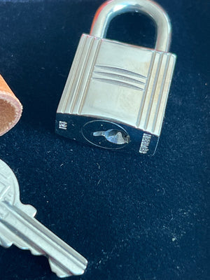Hermès Cadenas Kelly avec clés et étui en cuir — vue 2 | Le comptoir vintage