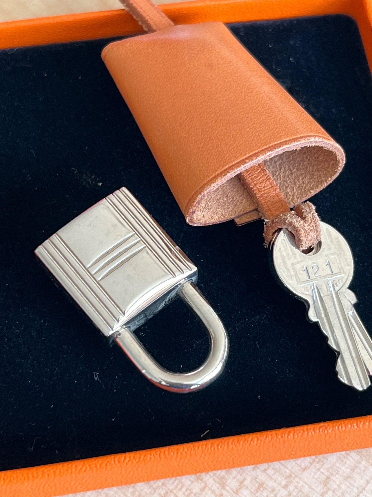 Hermès Cadenas Kelly avec clés et étui en cuir — vue 3 | Le comptoir vintage