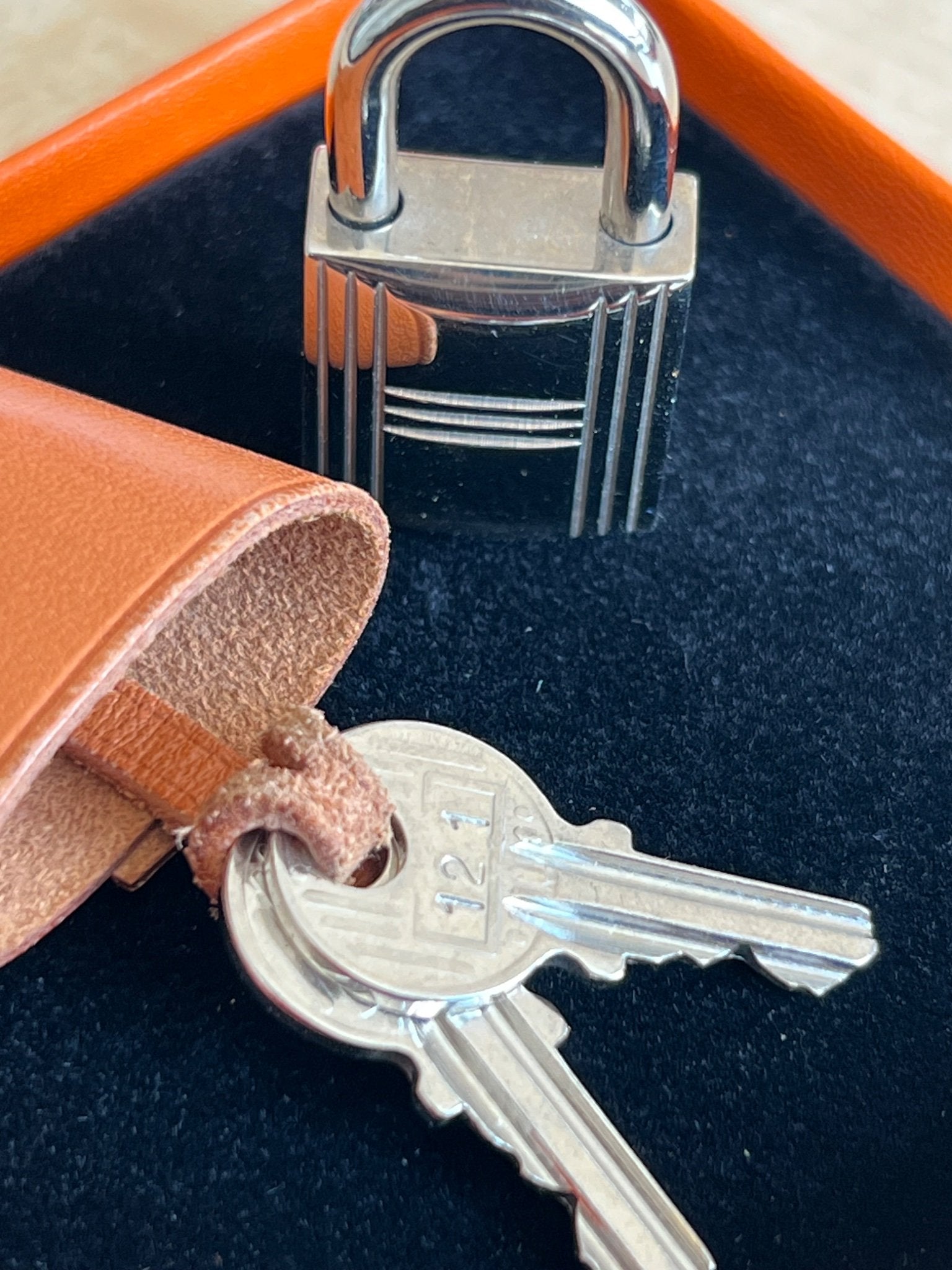 Hermès Cadenas Kelly avec clés et étui en cuir — vue 4 | Le comptoir vintage