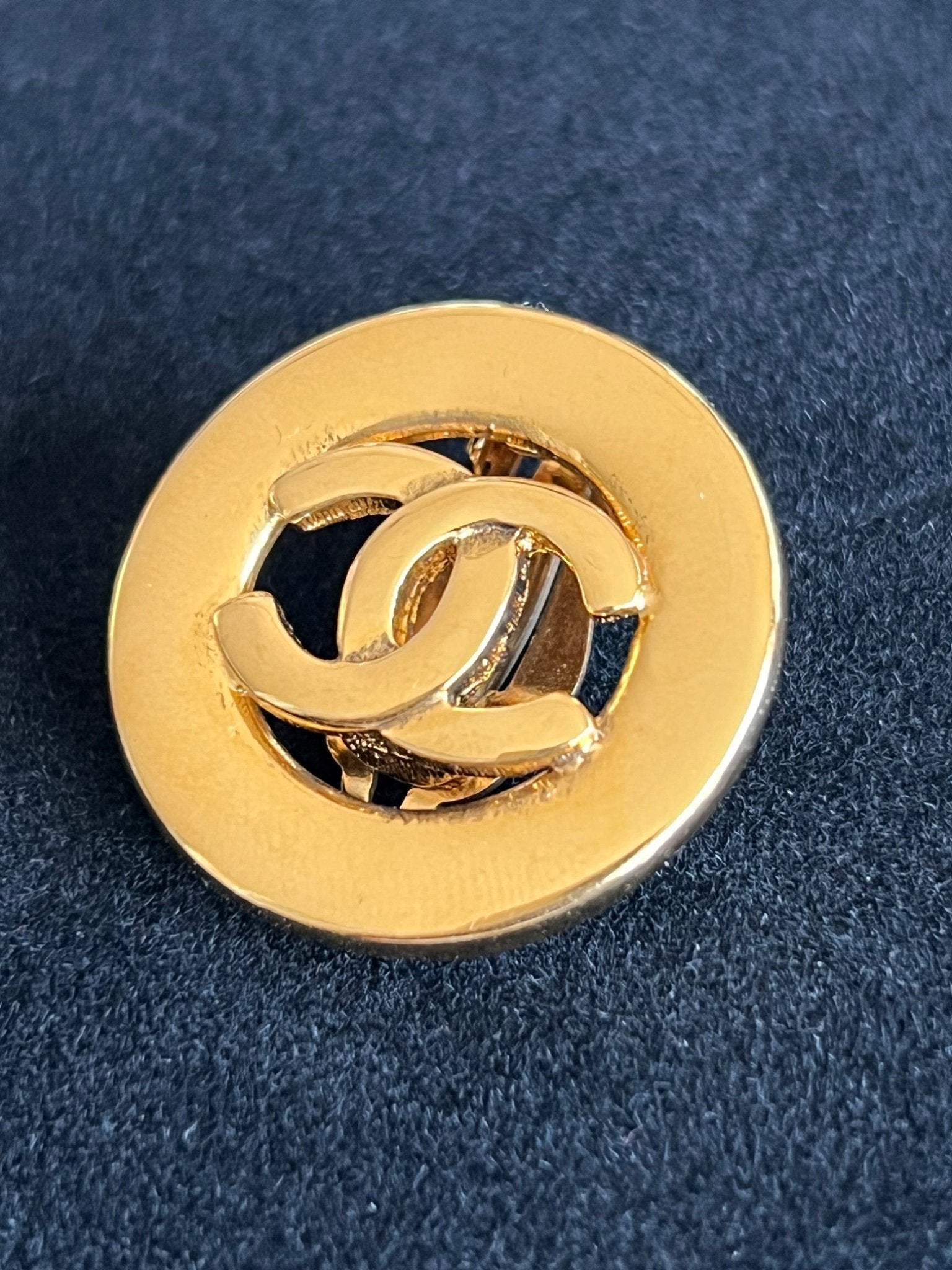 Chanel Boucles d'oreilles clips ronds logo CC — vue 4 | Le comptoir vintage