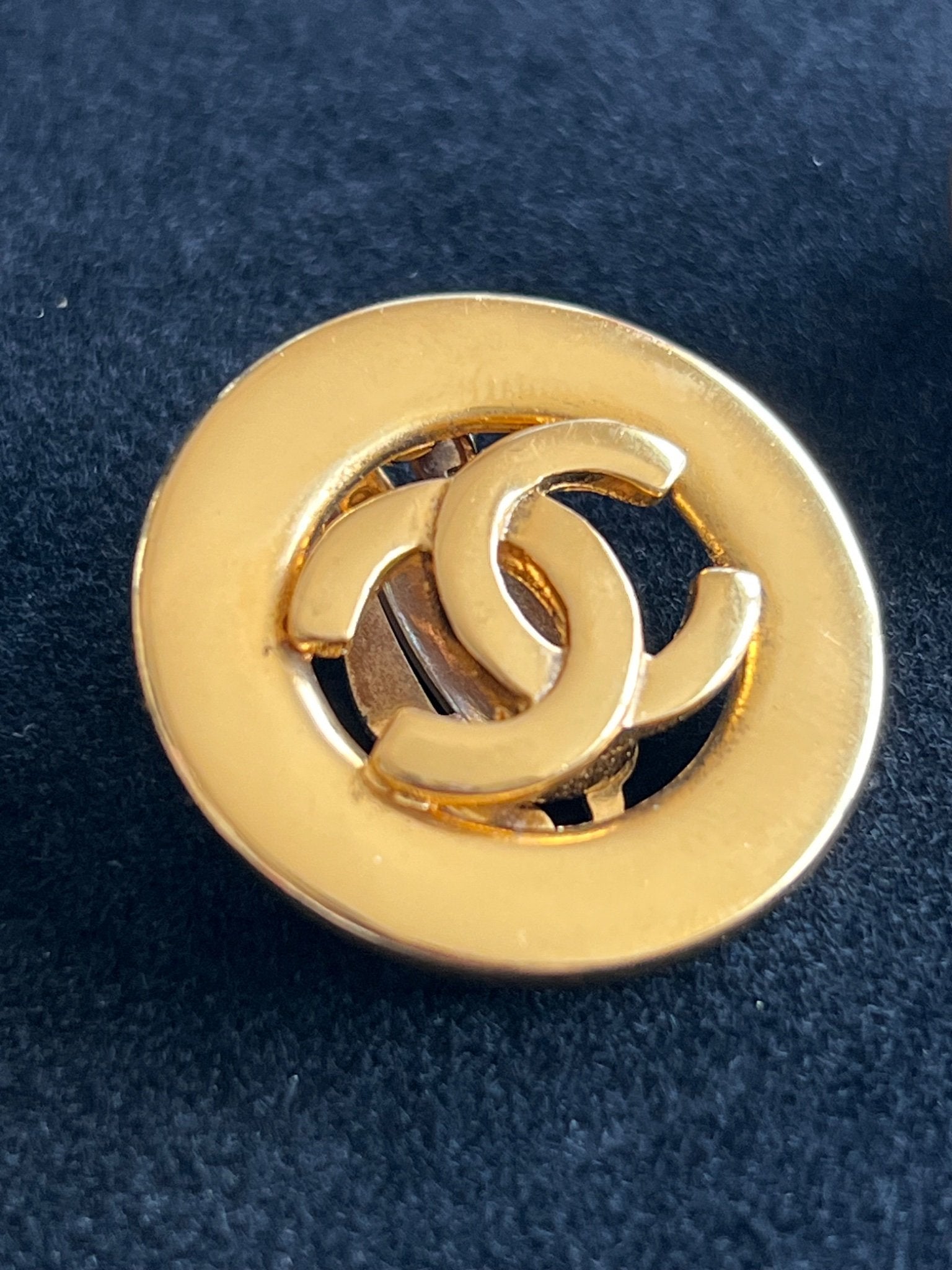 Chanel Boucles d'oreilles clips ronds logo CC — vue 3 | Le comptoir vintage