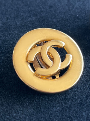 Chanel Boucles d'oreilles clips ronds logo CC — vue 3 | Le comptoir vintage