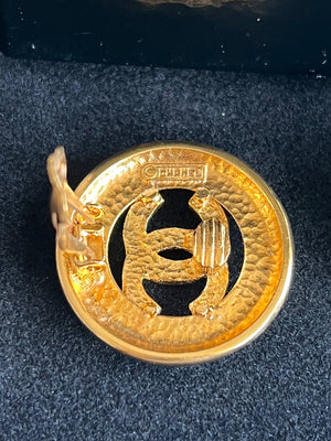 Chanel Boucles d'oreilles clips ronds logo CC — vue 5 | Le comptoir vintage
