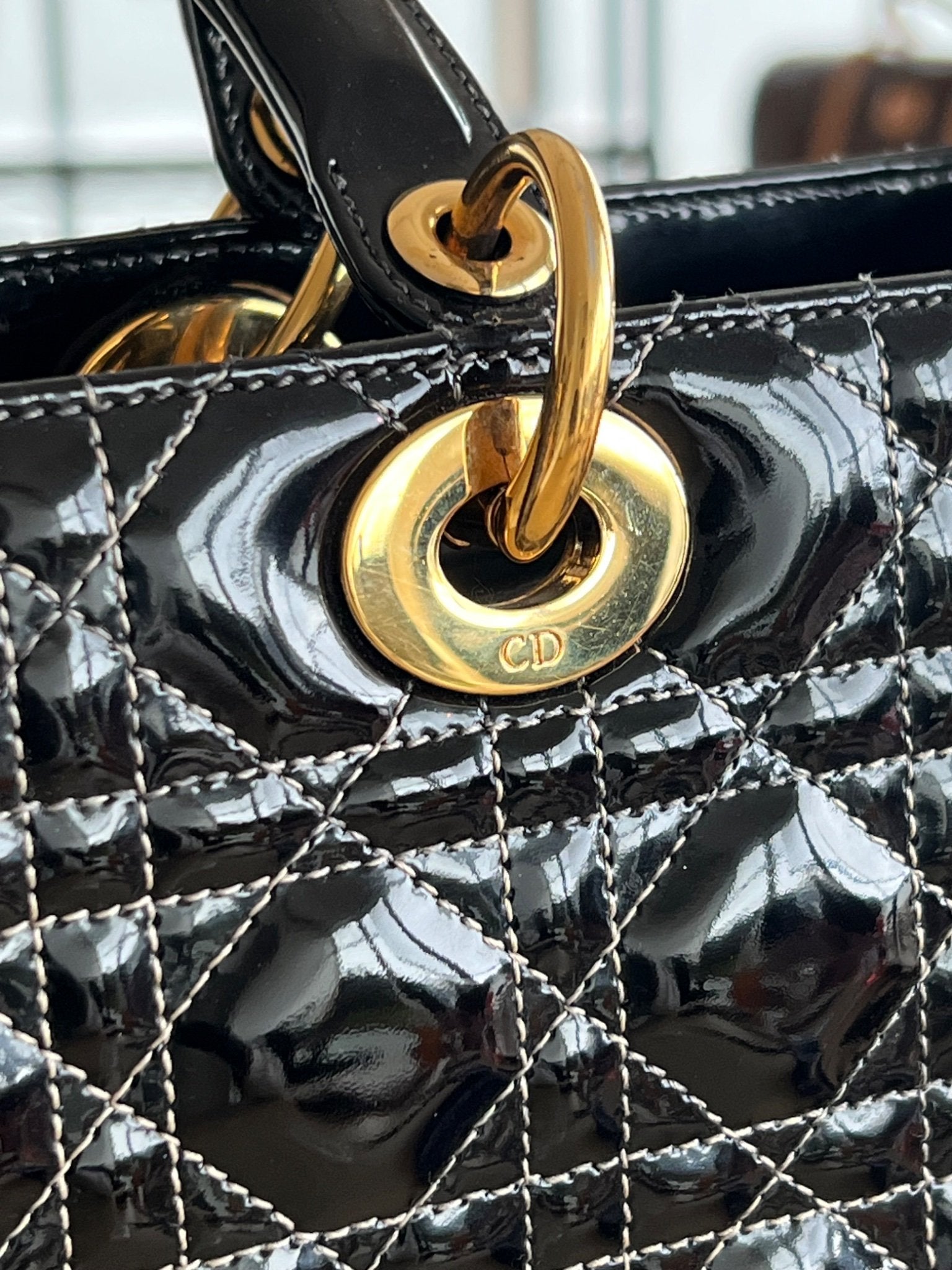 Christian Dior Sac Lady Dior Large en cuir verni noir — vue 3 | Le comptoir vintage
