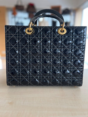 Christian Dior Sac Lady Dior Large en cuir verni noir — vue 2 | Le comptoir vintage