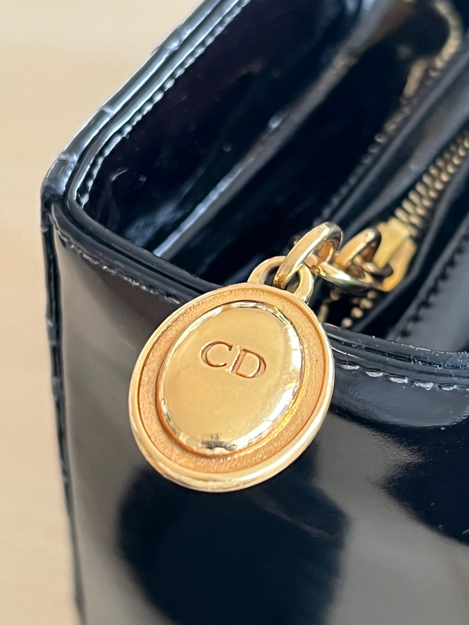 Christian Dior Sac Lady Dior Large en cuir verni noir — vue 5 | Le comptoir vintage