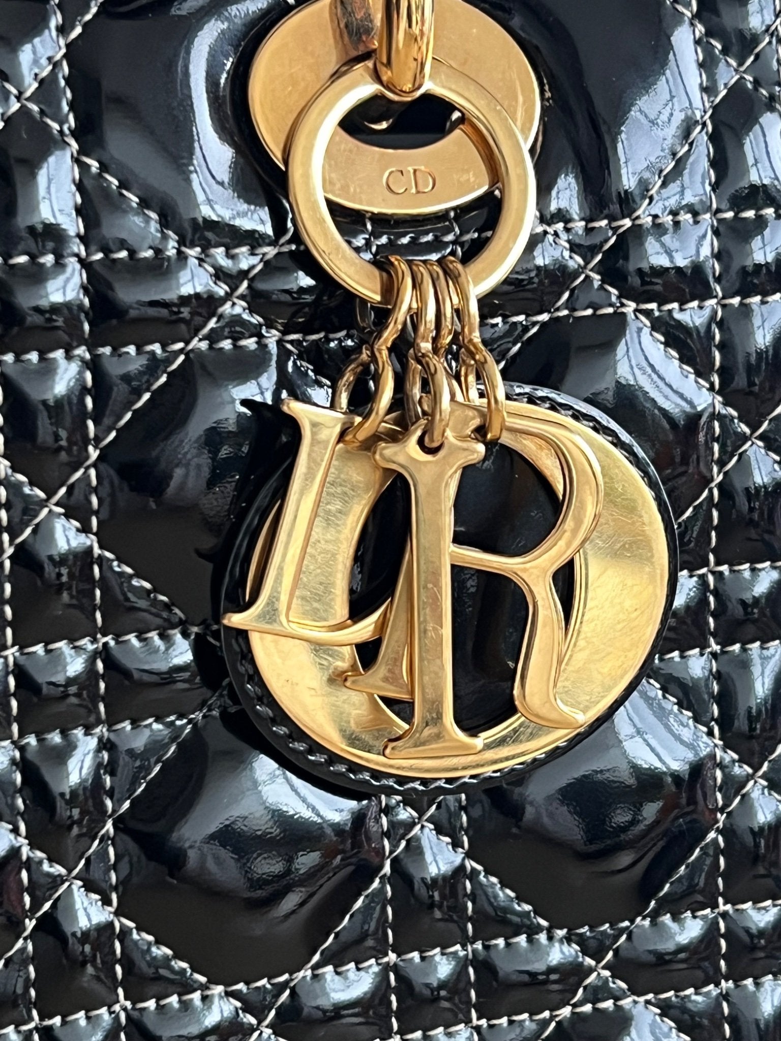 Christian Dior Sac Lady Dior Large en cuir verni noir — vue 4 | Le comptoir vintage