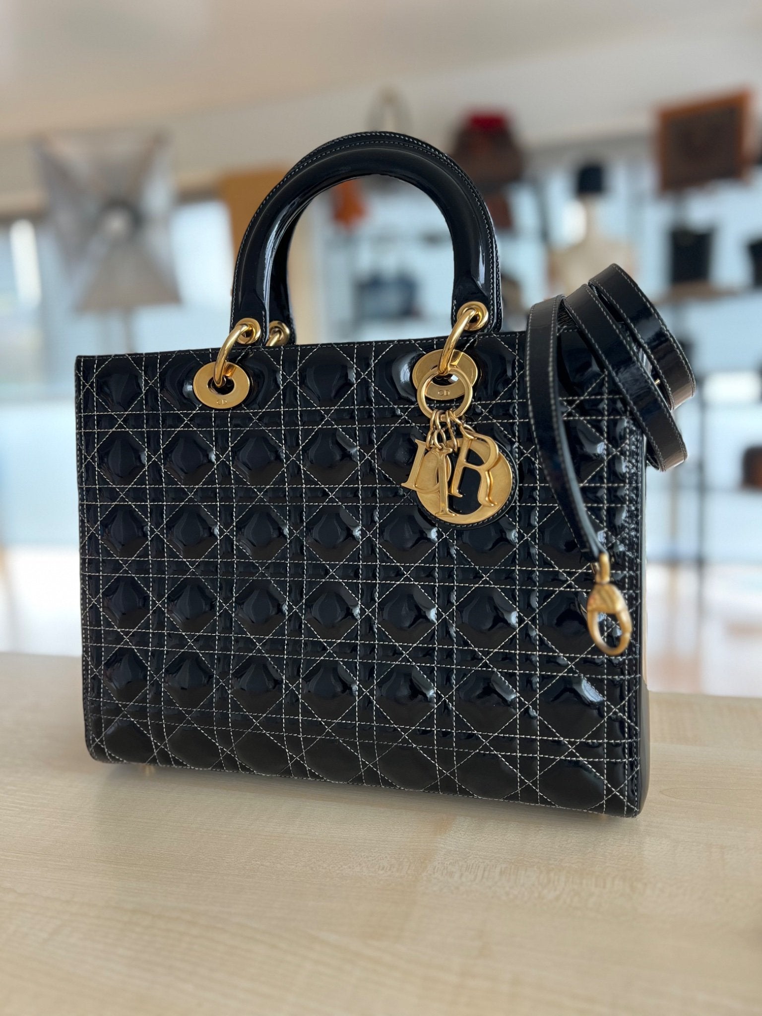 Christian Dior Sac Lady Dior Large en cuir verni noir — vue 8 | Le comptoir vintage