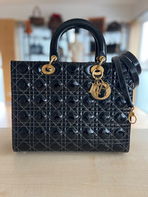 Christian Dior Sac Lady Dior Large en cuir verni noir — vue 9 | Le comptoir vintage