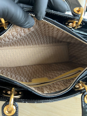 Christian Dior Sac Lady Dior Large en cuir verni noir — vue 10 | Le comptoir vintage