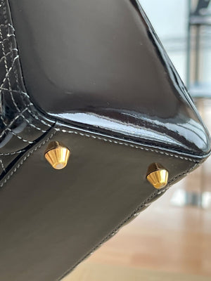 Christian Dior Sac Lady Dior Large en cuir verni noir — vue 15 | Le comptoir vintage