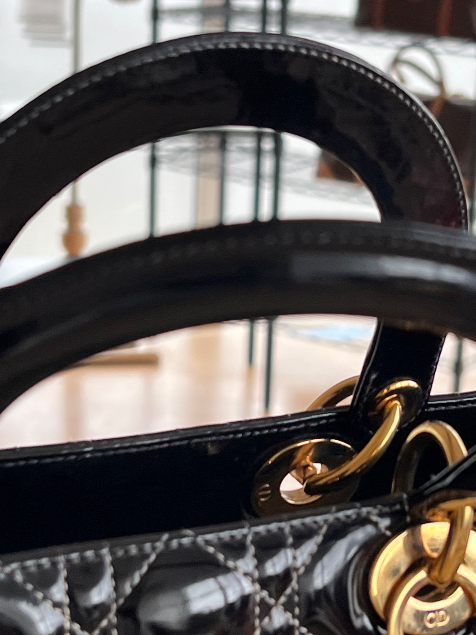 Christian Dior Sac Lady Dior Large en cuir verni noir — vue 16 | Le comptoir vintage