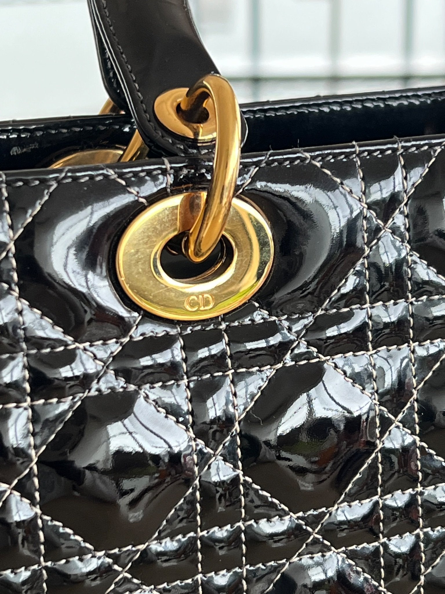 Christian Dior Sac Lady Dior Large en cuir verni noir — vue 17 | Le comptoir vintage