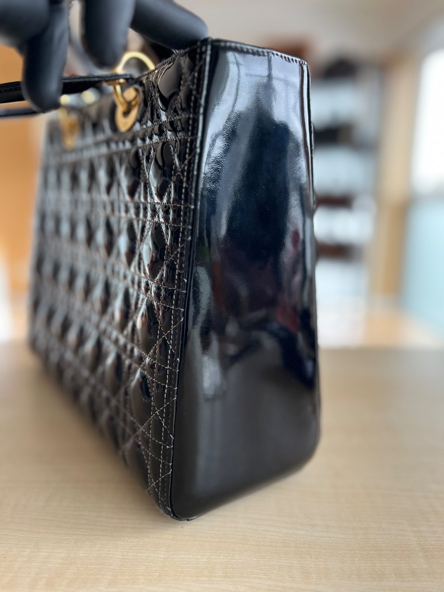 Christian Dior Sac Lady Dior Large en cuir verni noir — vue 18 | Le comptoir vintage