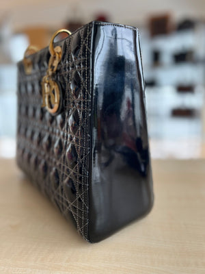 Christian Dior Sac Lady Dior Large en cuir verni noir — vue 19 | Le comptoir vintage