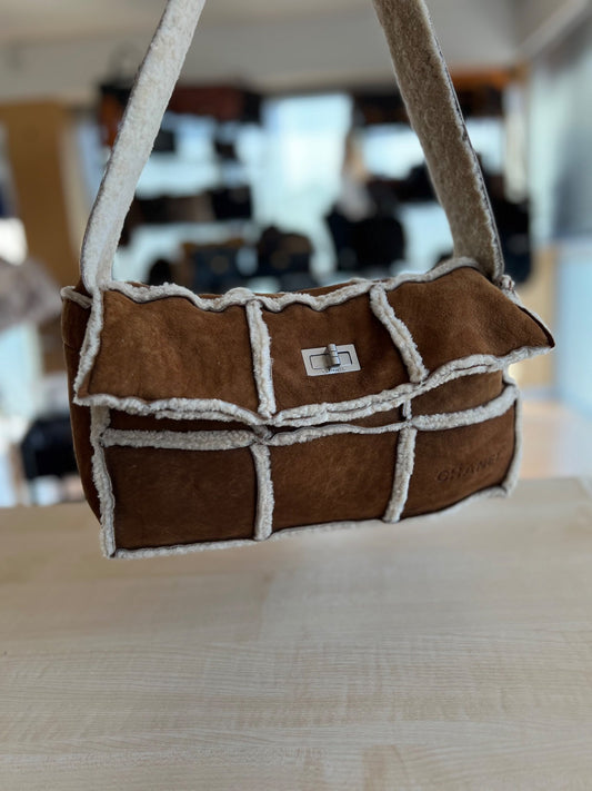 Chanel Sac 2.55 Porté Épaule en Shearling Mouton Retourné authentifié — Le comptoir vintage