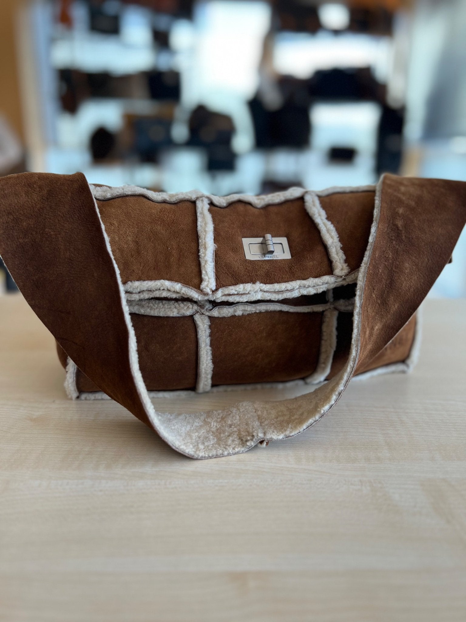 Chanel Sac 2.55 Porté Épaule en Shearling Mouton Retourné — vue 5 | Le comptoir vintage