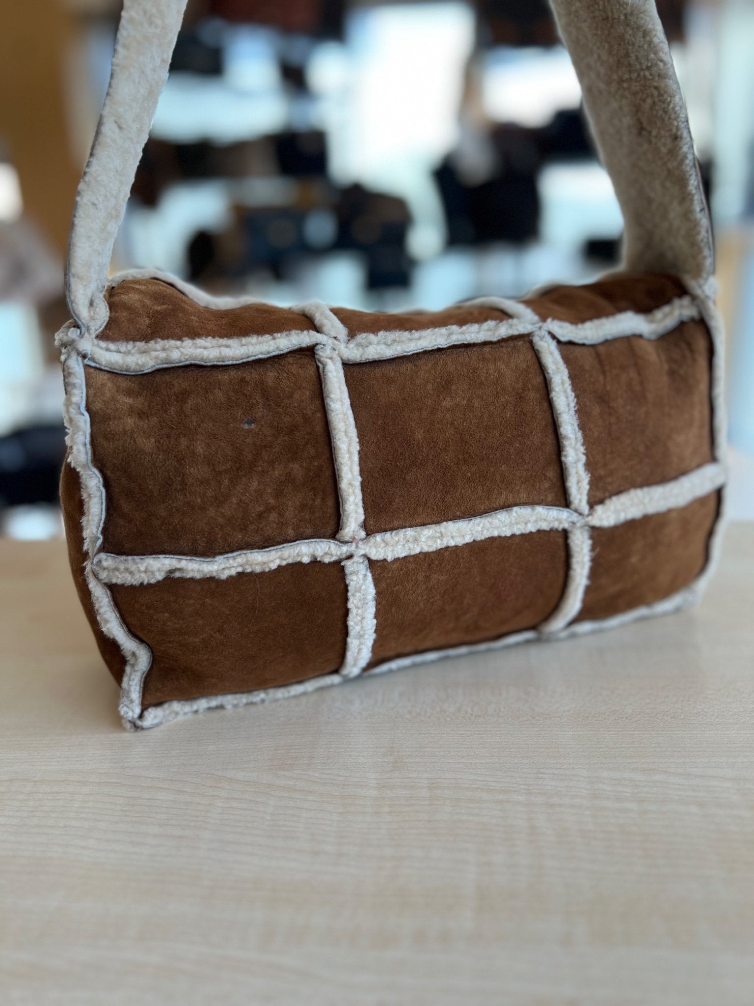 Chanel Sac 2.55 Porté Épaule en Shearling Mouton Retourné — vue 6 | Le comptoir vintage