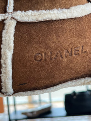 Chanel Sac 2.55 Porté Épaule en Shearling Mouton Retourné — vue 8 | Le comptoir vintage