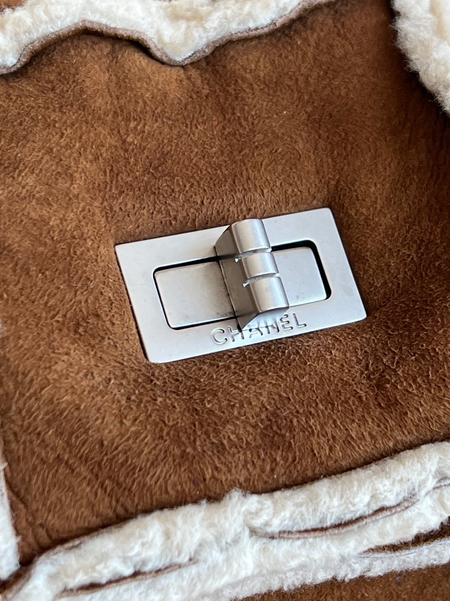 Chanel Sac 2.55 Porté Épaule en Shearling Mouton Retourné — vue 9 | Le comptoir vintage