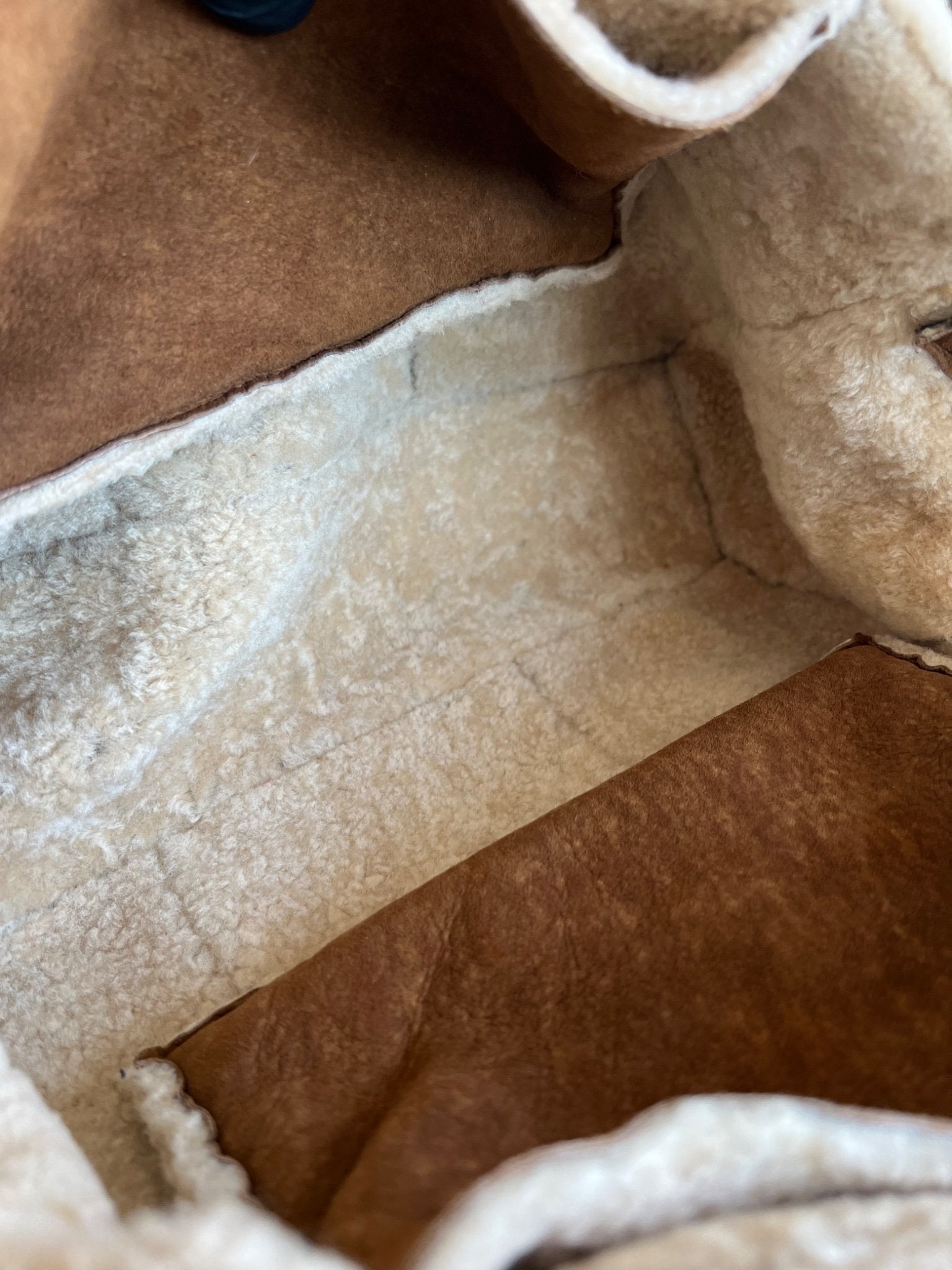 Chanel Sac 2.55 Porté Épaule en Shearling Mouton Retourné — vue 13 | Le comptoir vintage