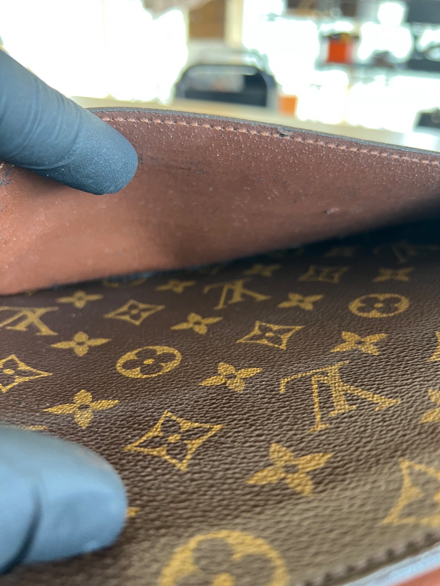 Louis Vuitton Pochette Homme Monogram — vue 11 | Le comptoir vintage