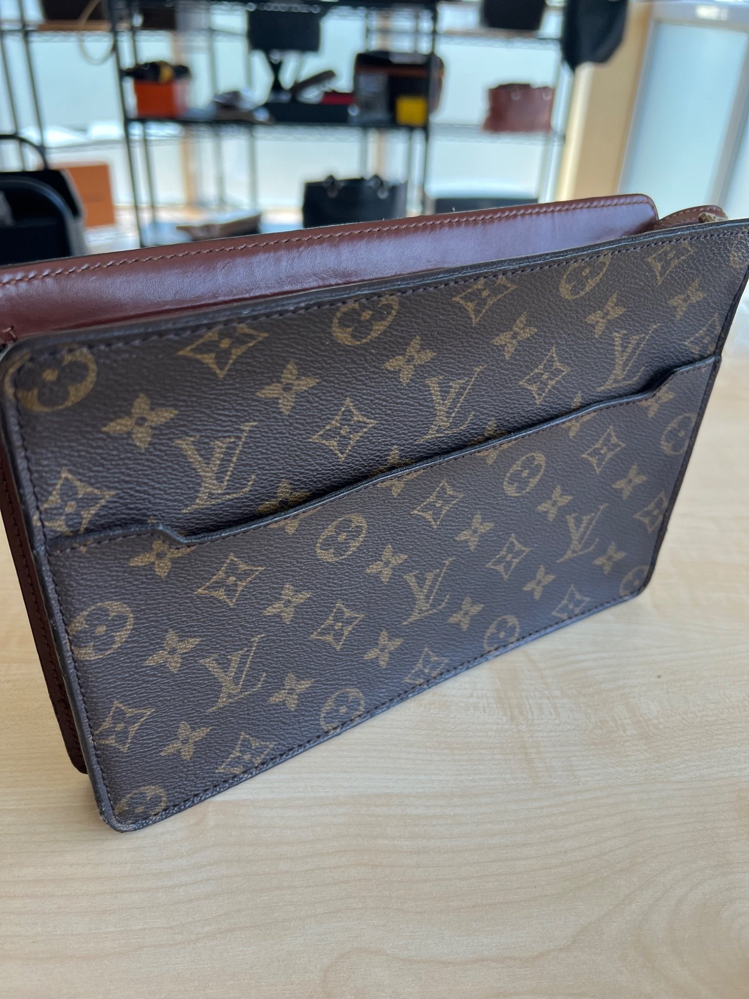 Louis Vuitton Pochette Homme Monogram — vue 12 | Le comptoir vintage