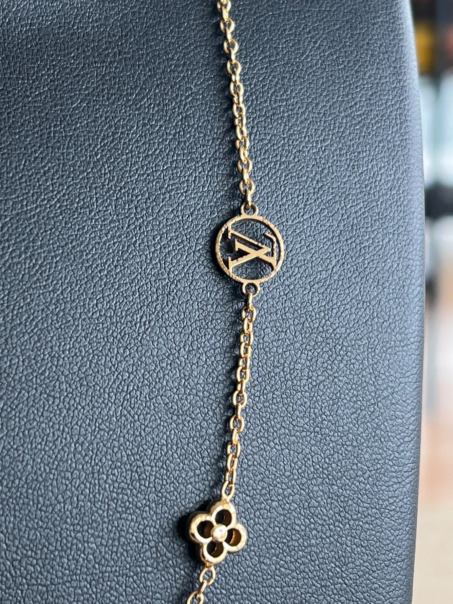 Louis Vuitton Collier Flower Full LV Circle — vue 4 | Le comptoir vintage