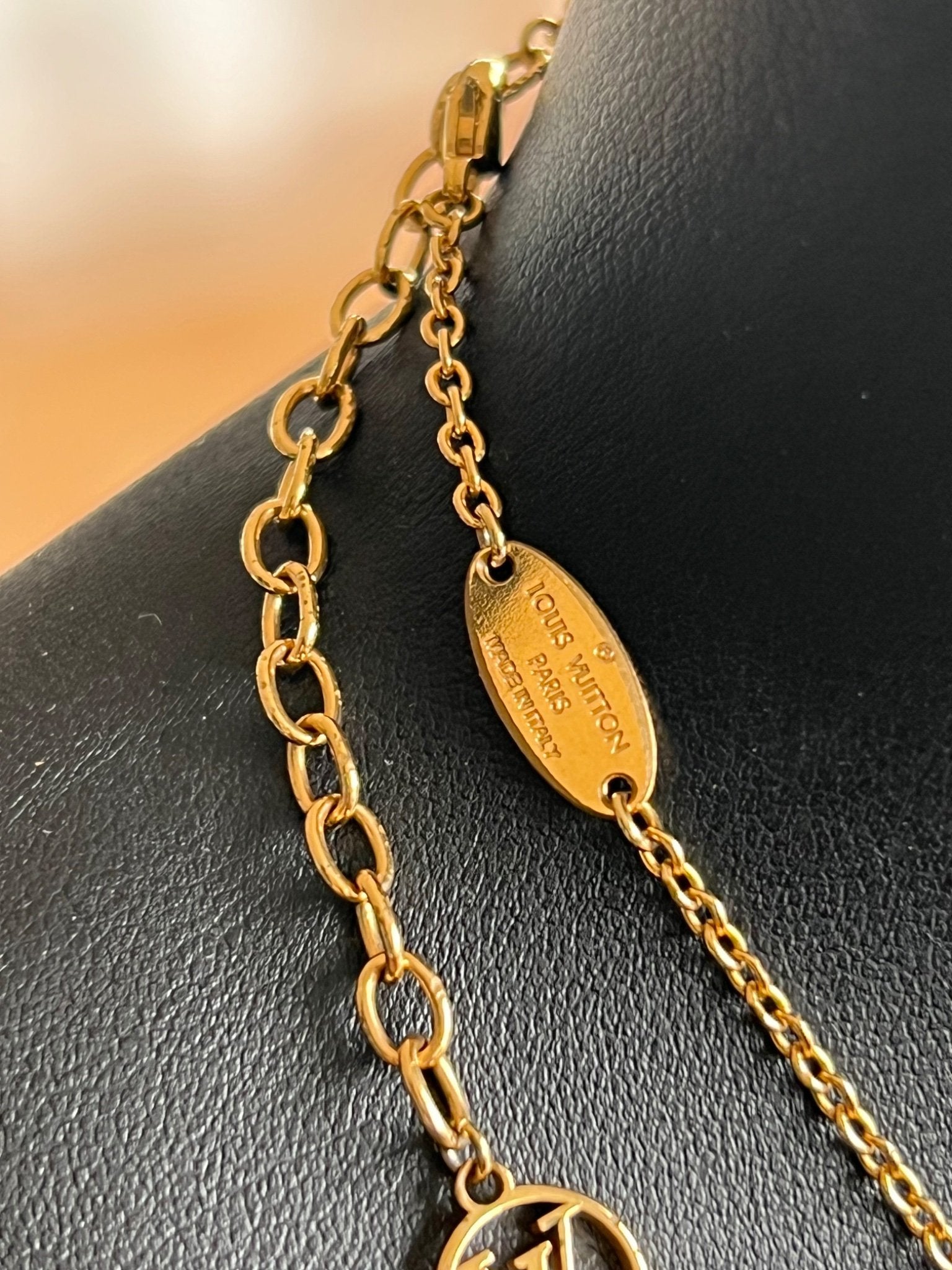 Louis Vuitton Collier Flower Full LV Circle — vue 6 | Le comptoir vintage