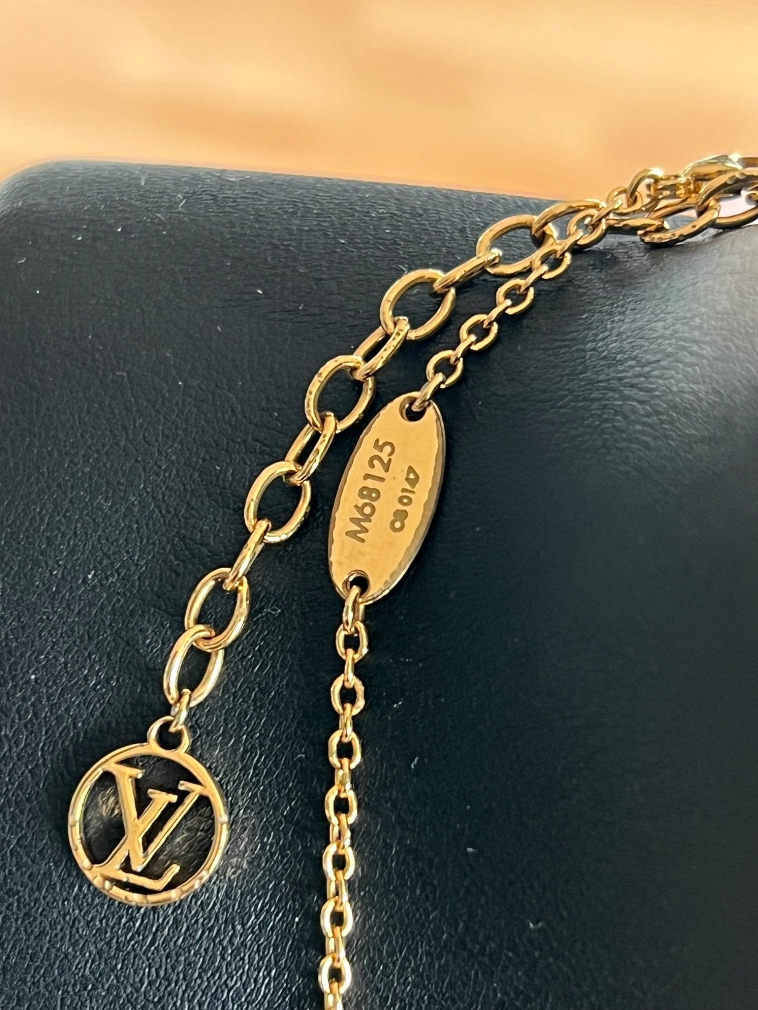 Louis Vuitton Collier Flower Full LV Circle — vue 7 | Le comptoir vintage