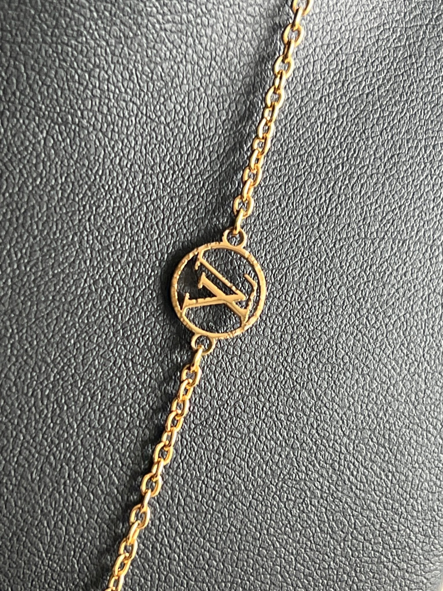 Louis Vuitton Collier Flower Full LV Circle — vue 8 | Le comptoir vintage