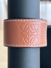 Loewe Bracelet Manchette Anagram en cuir authentifié — Le comptoir vintage
