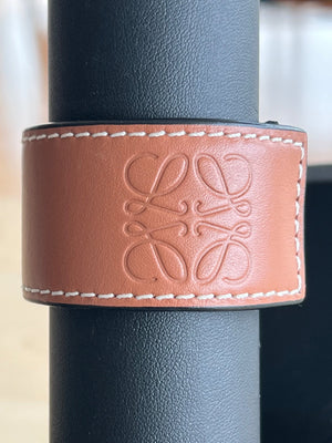Loewe Bracelet Manchette Anagram en cuir authentifié — Le comptoir vintage