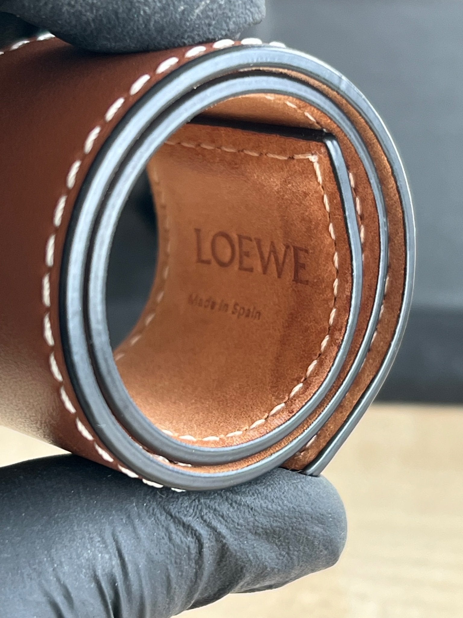 Loewe Bracelet Manchette Anagram en cuir — vue 2 | Le comptoir vintage