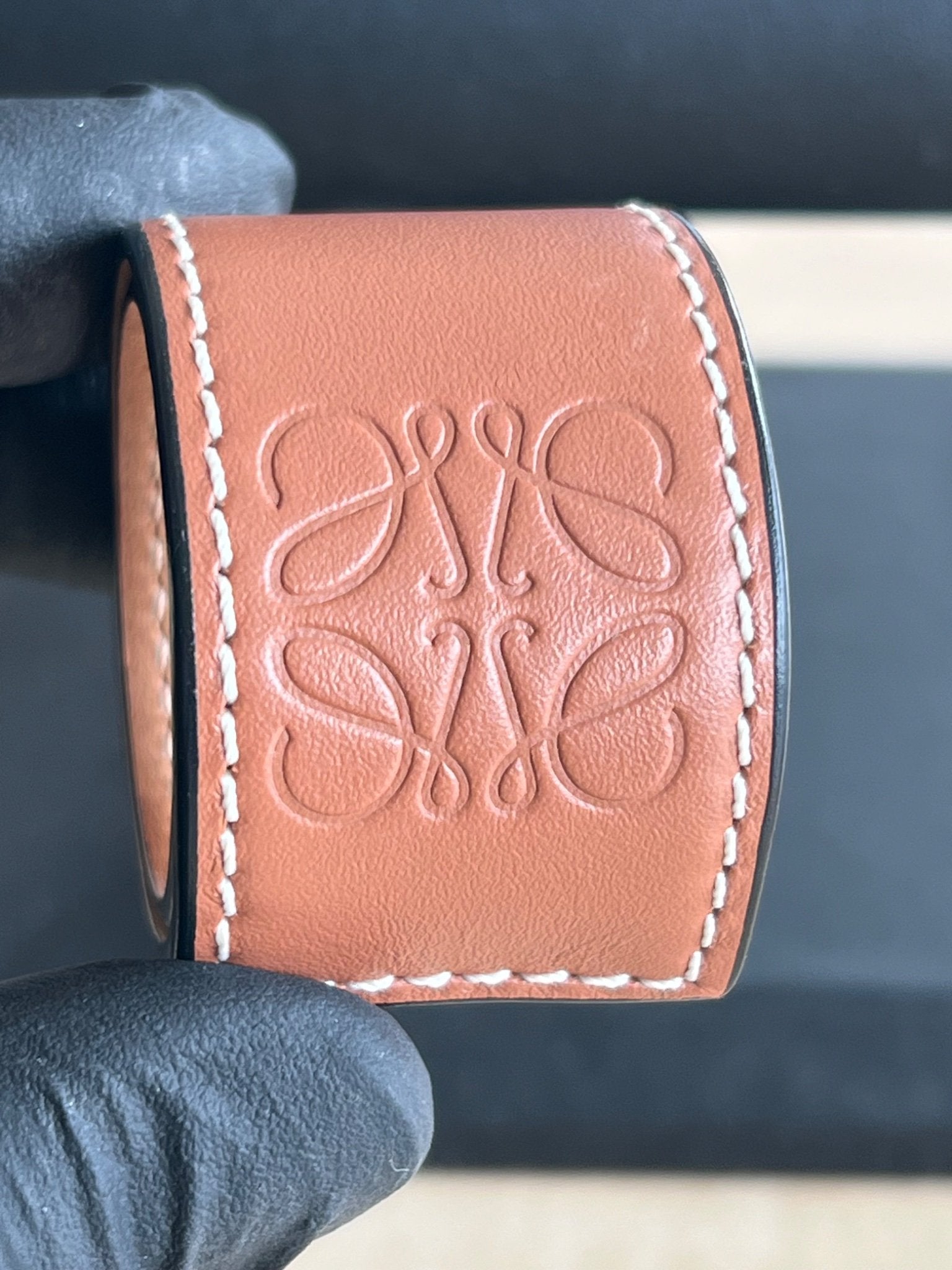 Loewe Bracelet Manchette Anagram en cuir — vue 4 | Le comptoir vintage