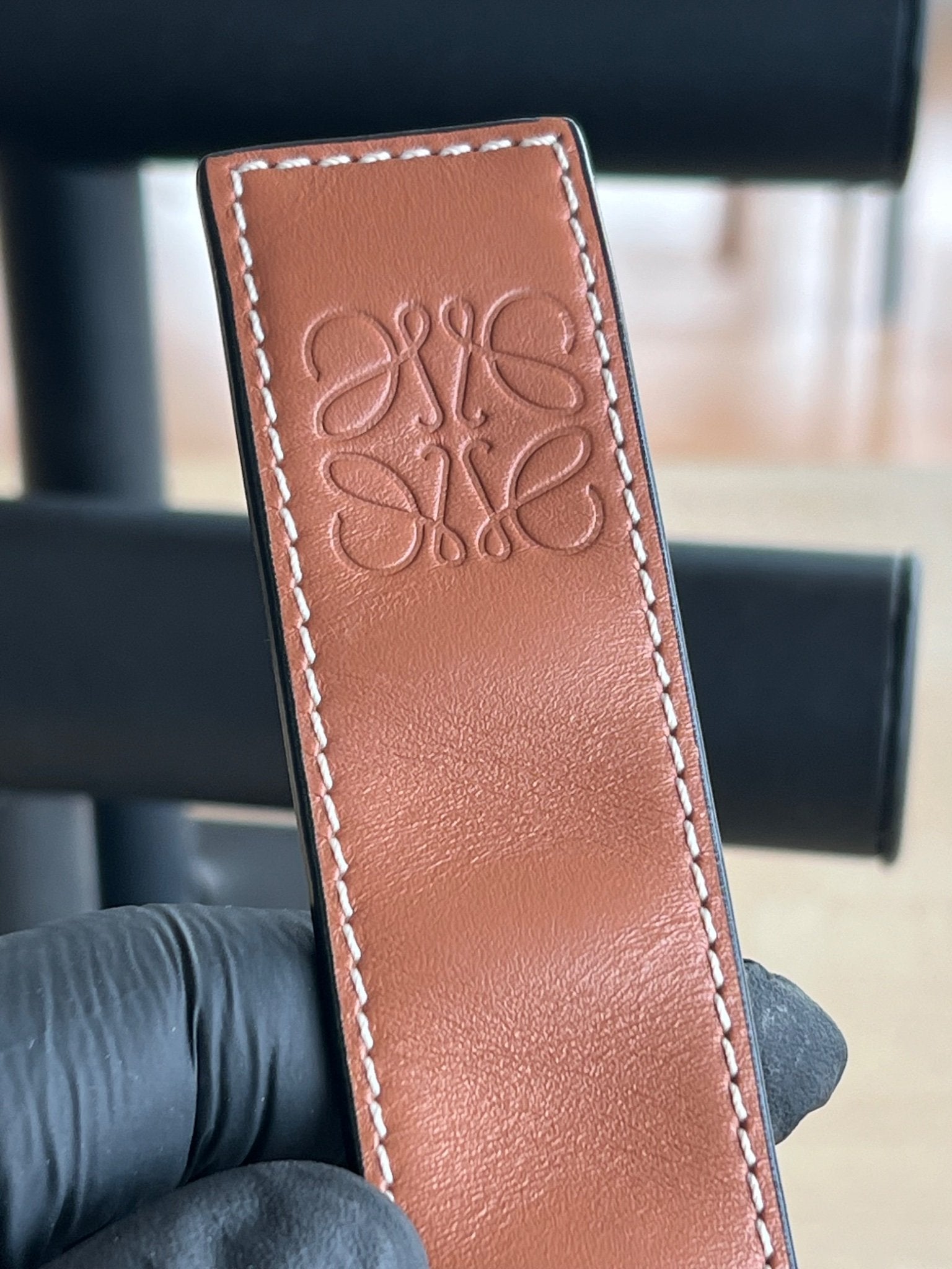 Loewe Bracelet Manchette Anagram en cuir — vue 5 | Le comptoir vintage