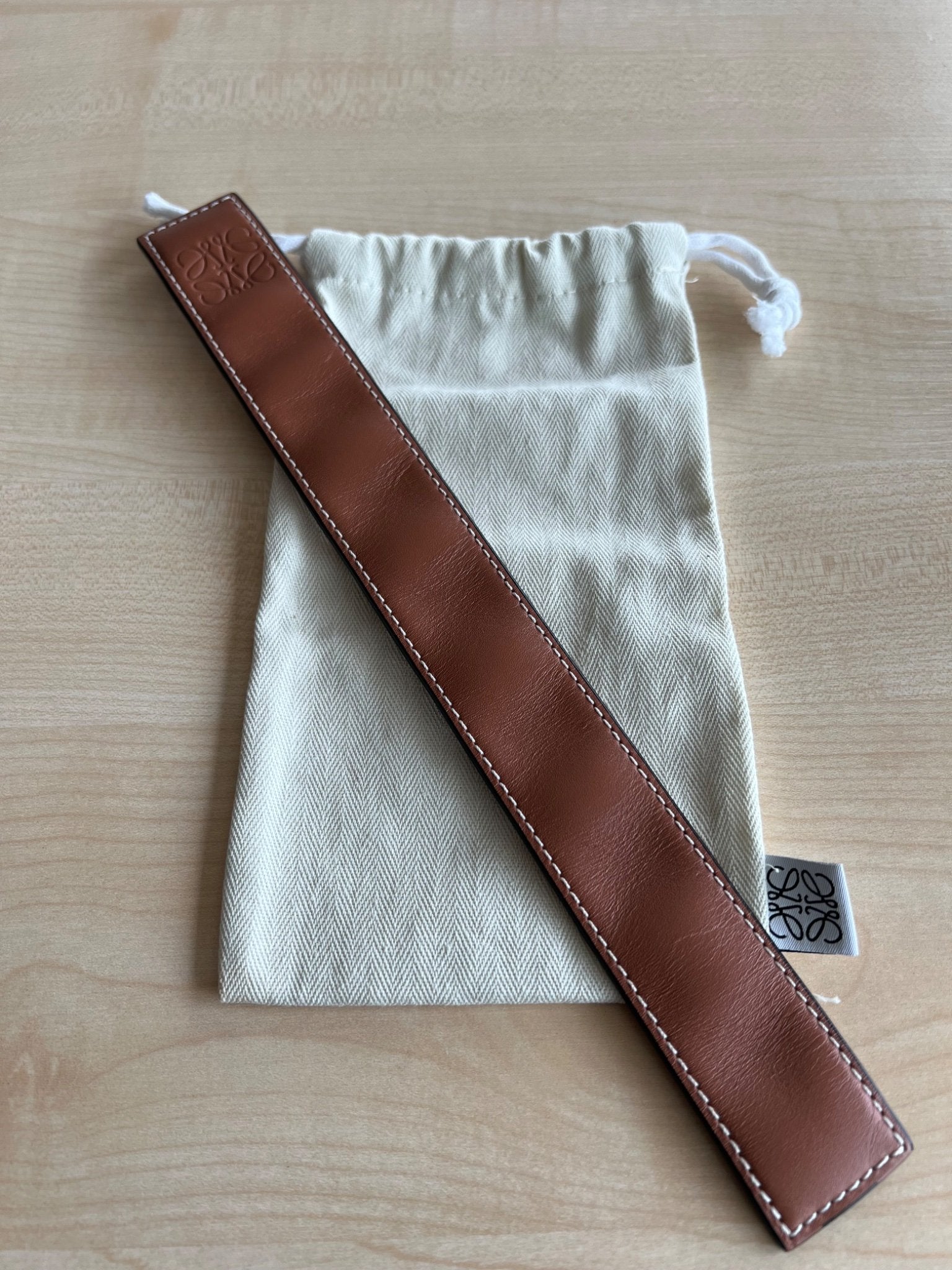Loewe Bracelet Manchette Anagram en cuir — vue 6 | Le comptoir vintage