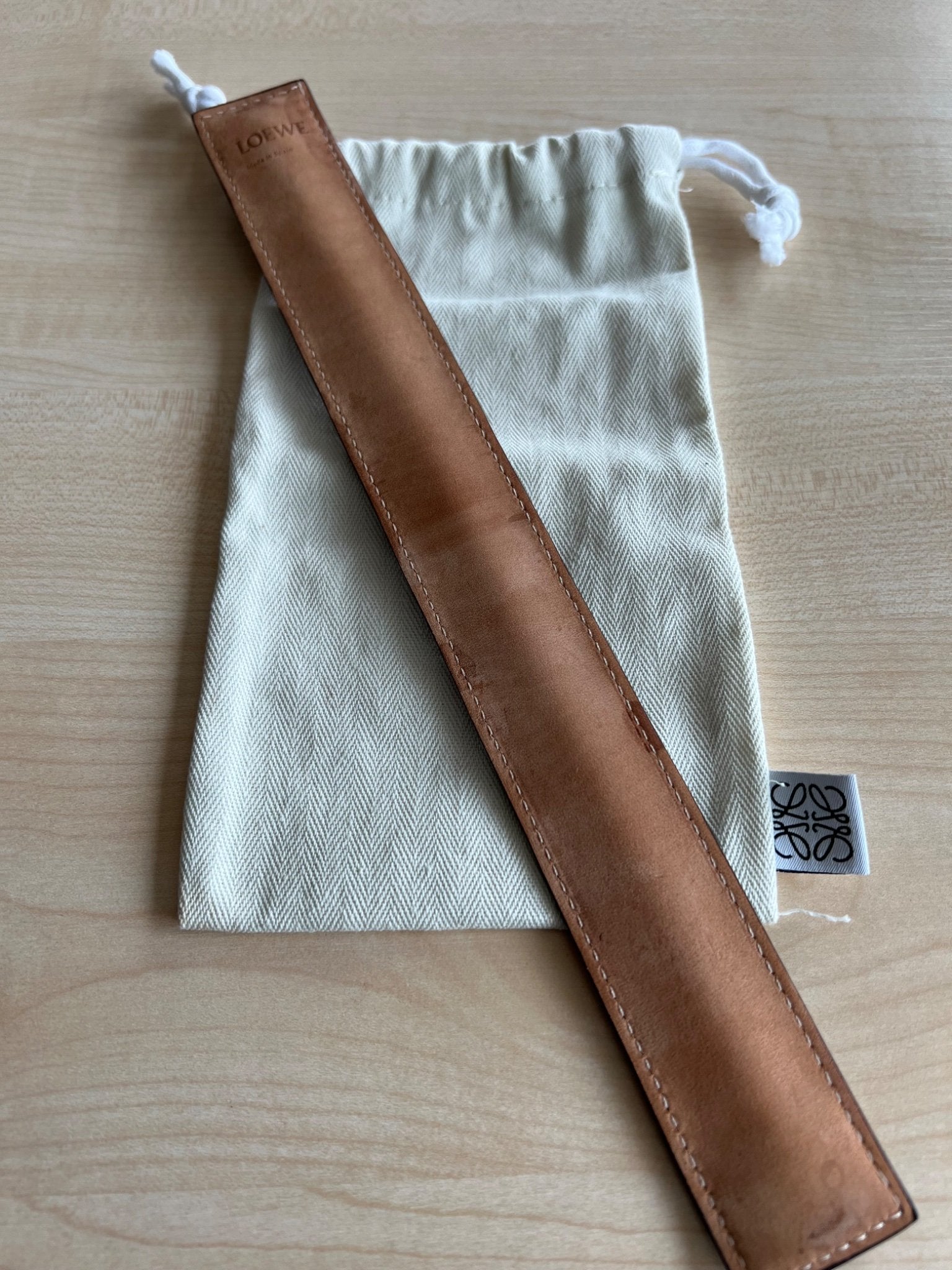 Loewe Bracelet Manchette Anagram en cuir — vue 7 | Le comptoir vintage