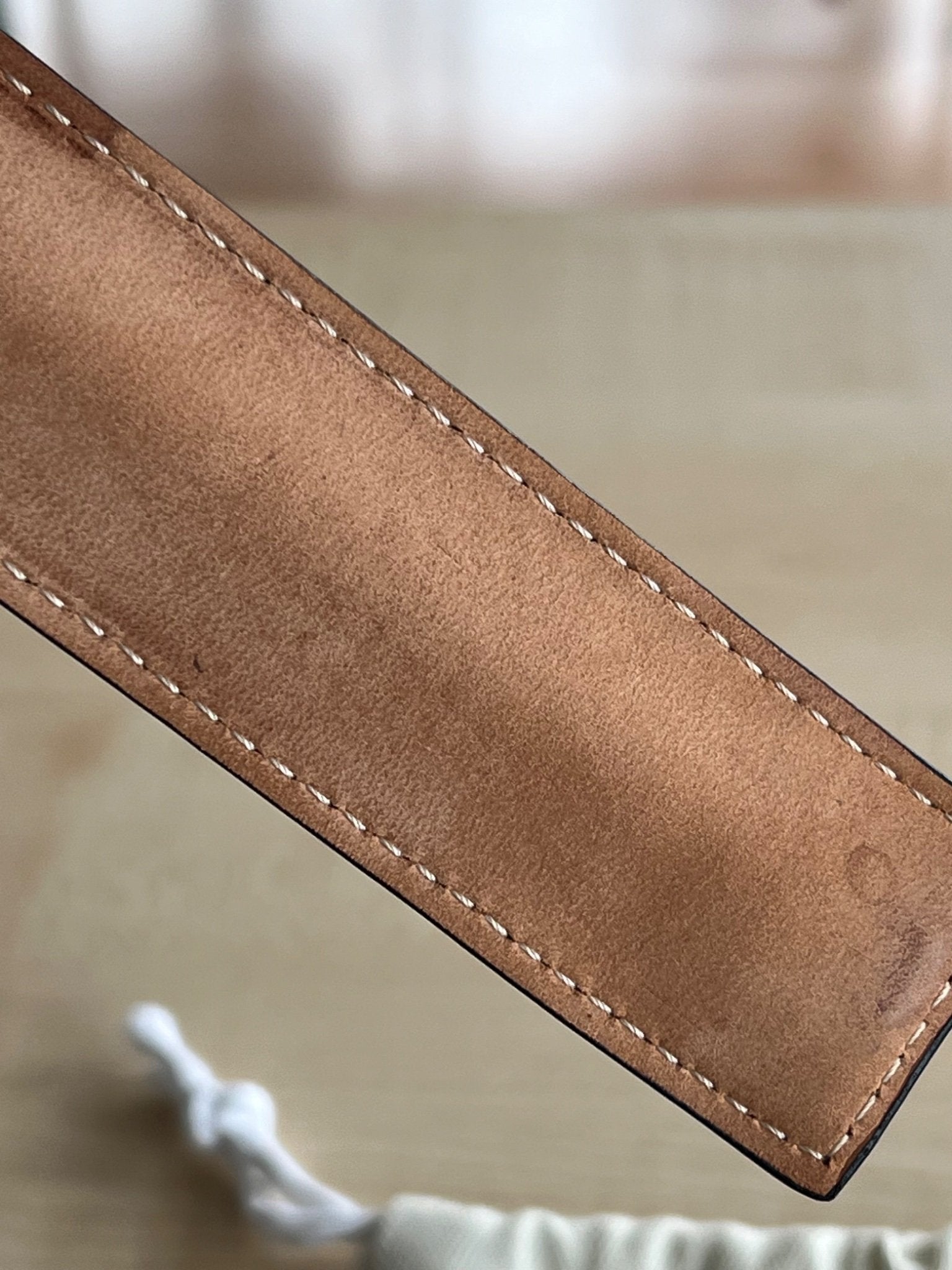 Loewe Bracelet Manchette Anagram en cuir — vue 10 | Le comptoir vintage