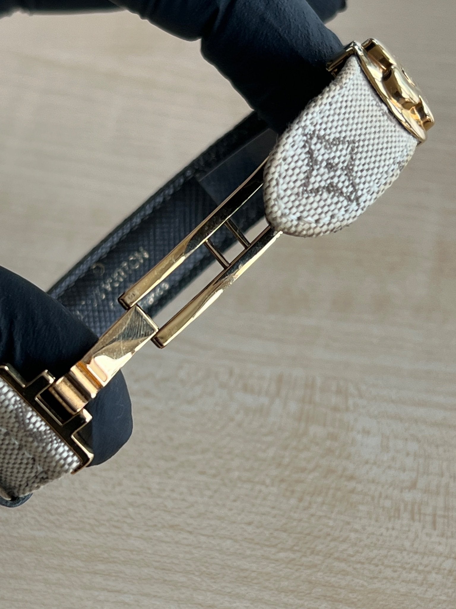 Louis Vuitton Bracelet Monogram Fleur Fermoir Doré — vue 3 | Le comptoir vintage