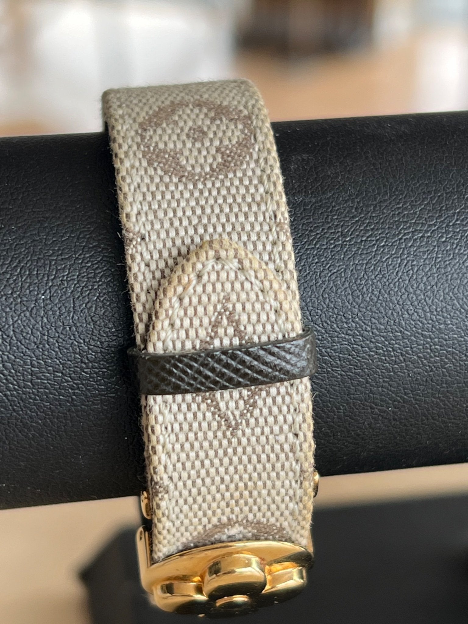 Louis Vuitton Bracelet Monogram Fleur Fermoir Doré — vue 8 | Le comptoir vintage