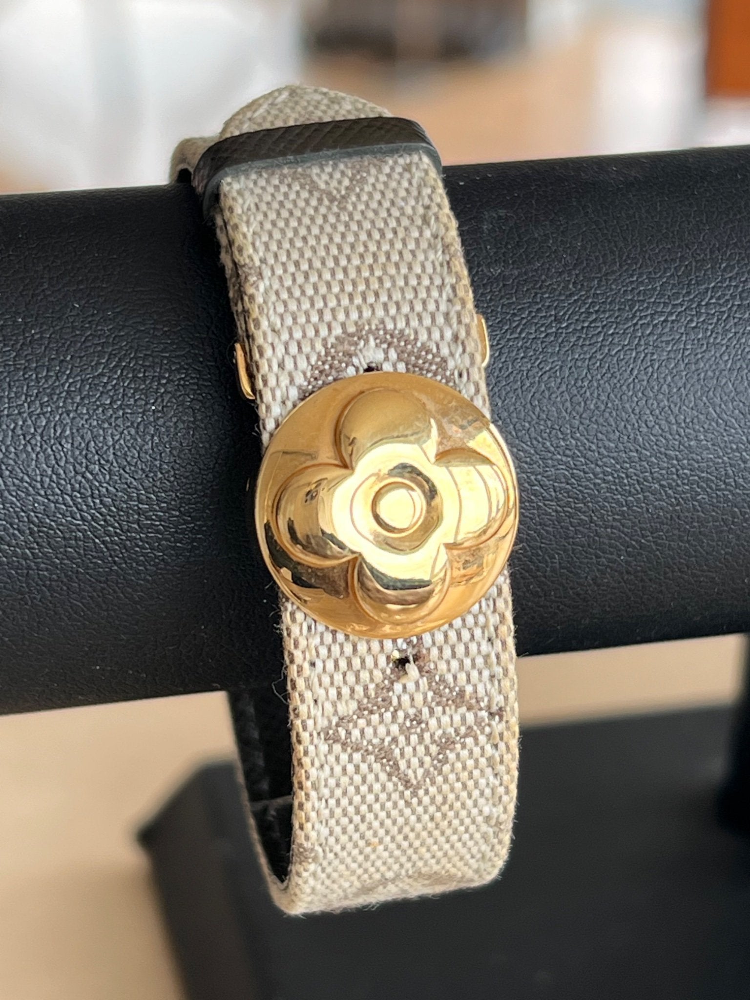 Louis Vuitton Bracelet Monogram Fleur Fermoir Doré — vue 9 | Le comptoir vintage