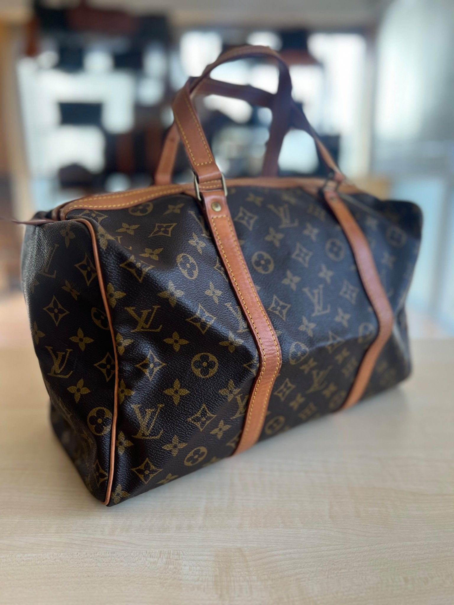 Louis Vuitton Sac Souple 35 Monogram authentifié — Le comptoir vintage
