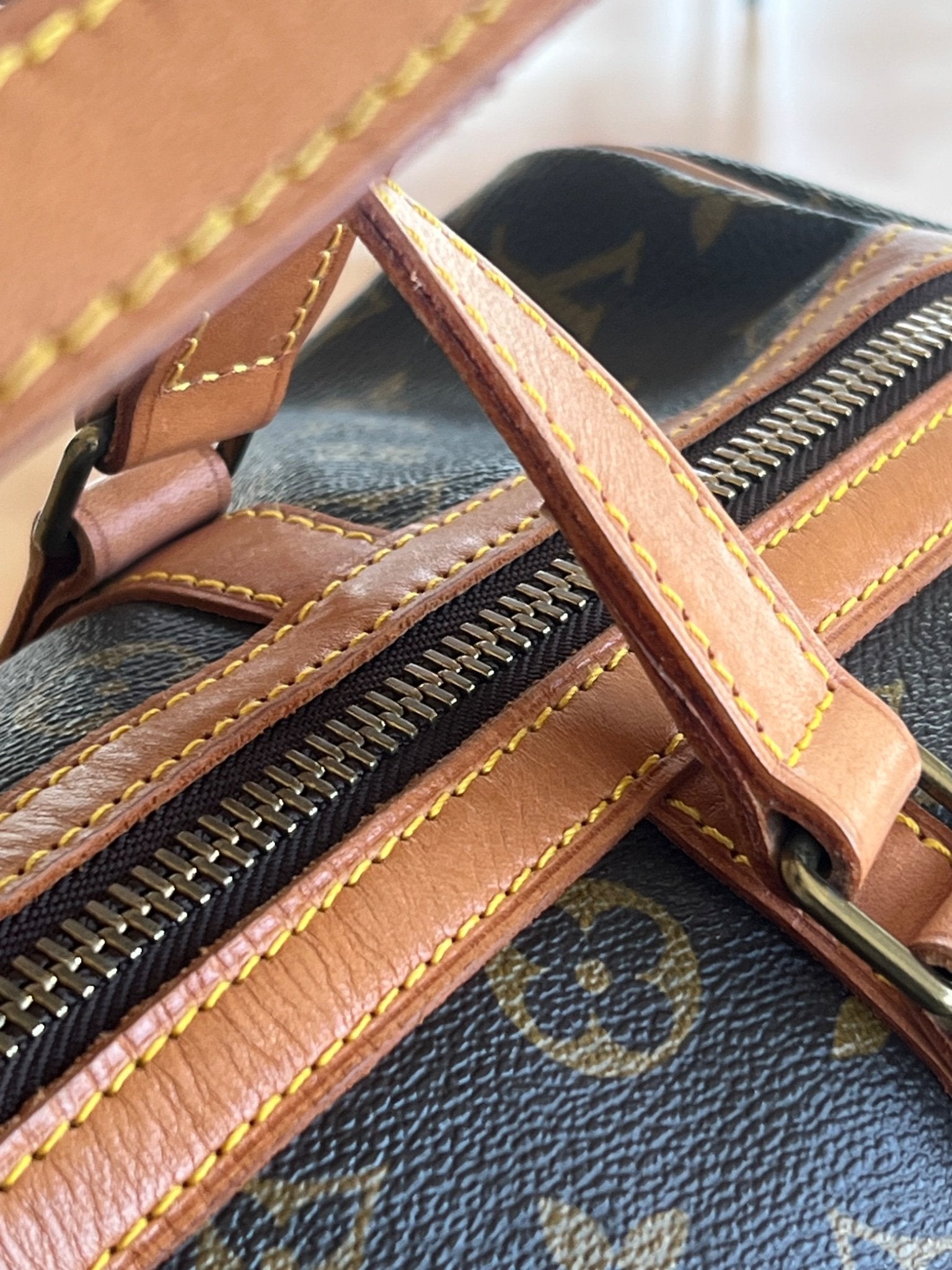 Louis Vuitton Sac Souple 35 Monogram — vue 7 | Le comptoir vintage