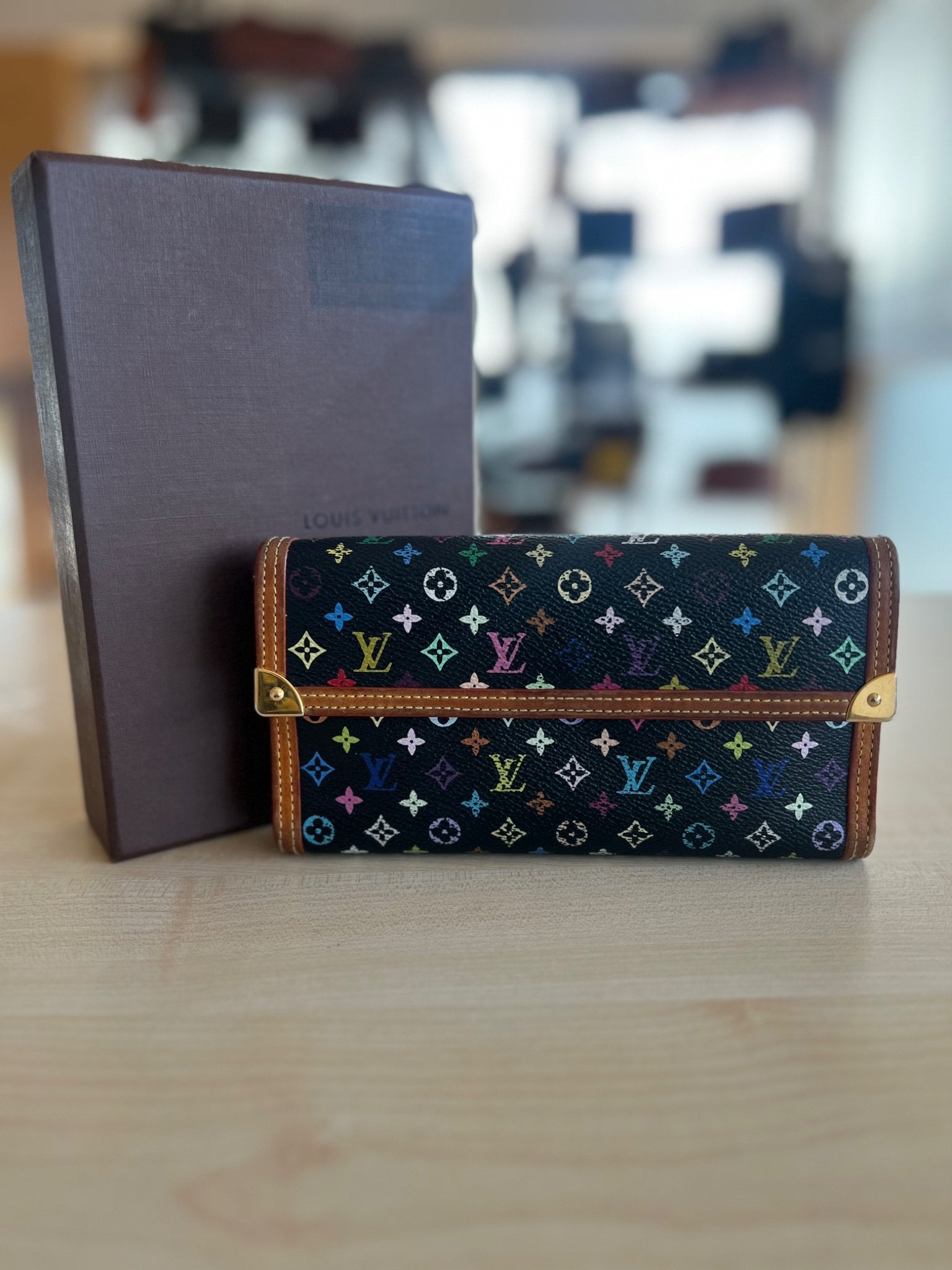 Louis Vuitton Portefeuille International Monogram Multicolore Noir authentifié — Le comptoir vintage