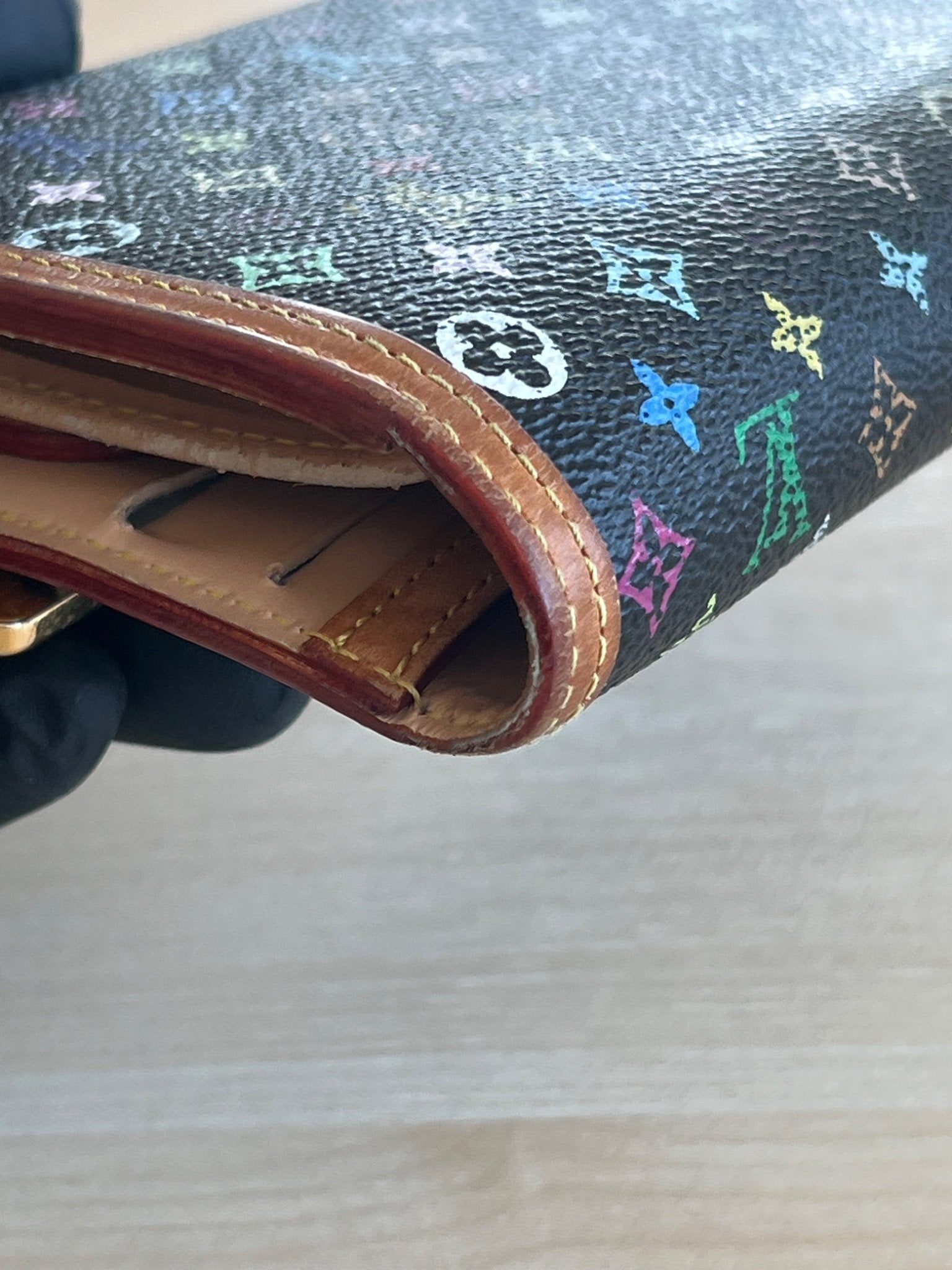 Louis Vuitton Portefeuille International Monogram Multicolore Noir — vue 3 | Le comptoir vintage