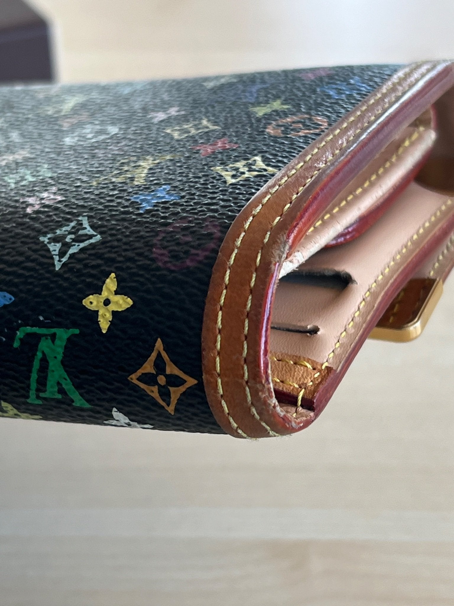 Louis Vuitton Portefeuille International Monogram Multicolore Noir — vue 4 | Le comptoir vintage
