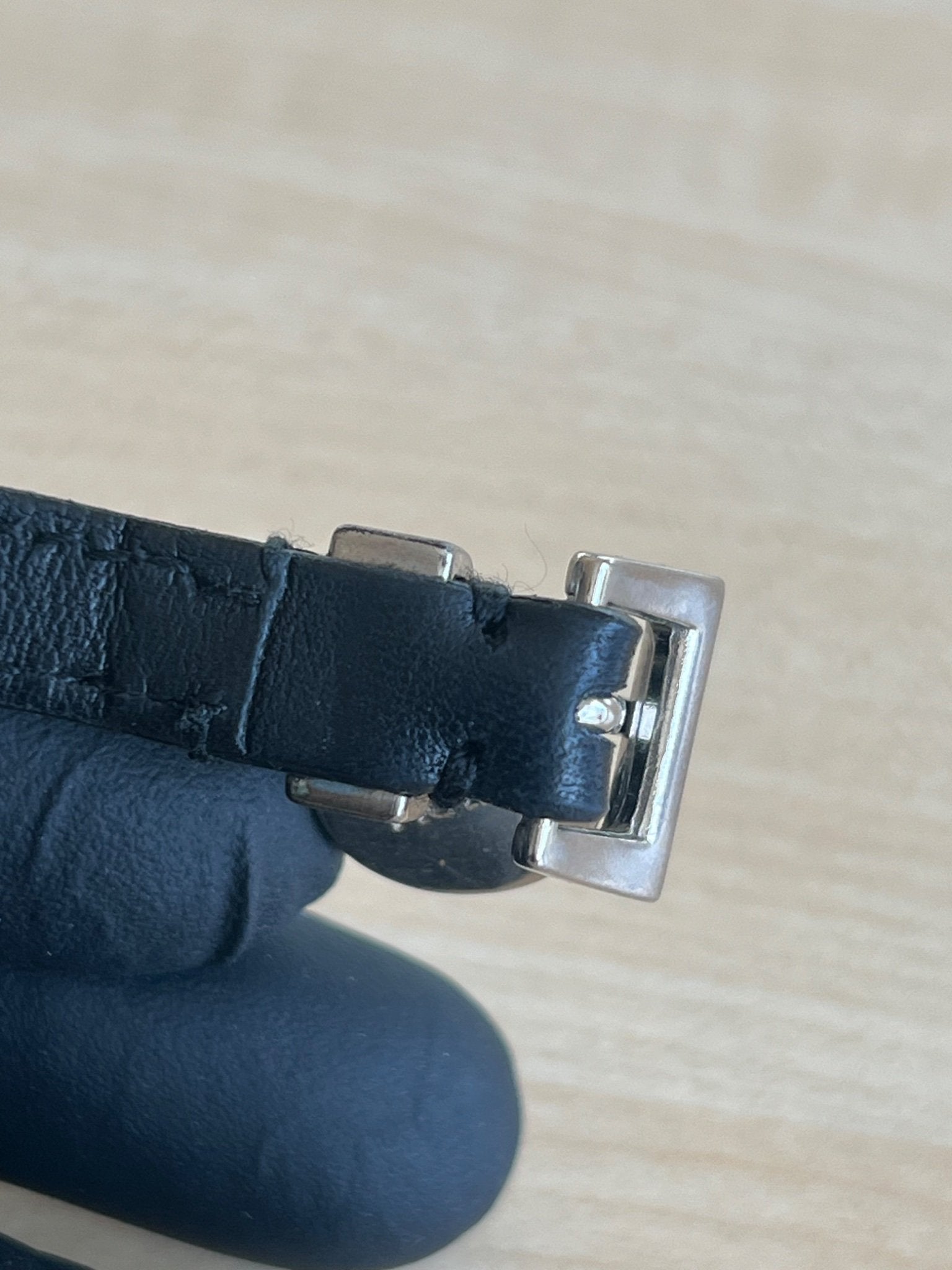 Prada Bracelet Double Tour en Cuir avec Médaillon Logo — vue 2 | Le comptoir vintage